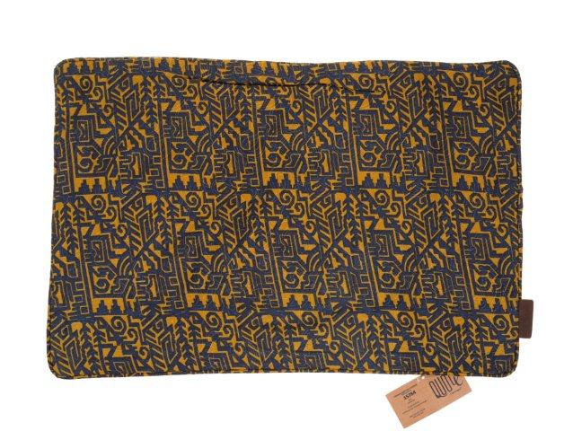 Einzigartiger 60x40 Seidenkissenbezug mit orientalischem geometrischem Muster in Dunkelblau und Ockergelb, der an einen Sari erinnert.