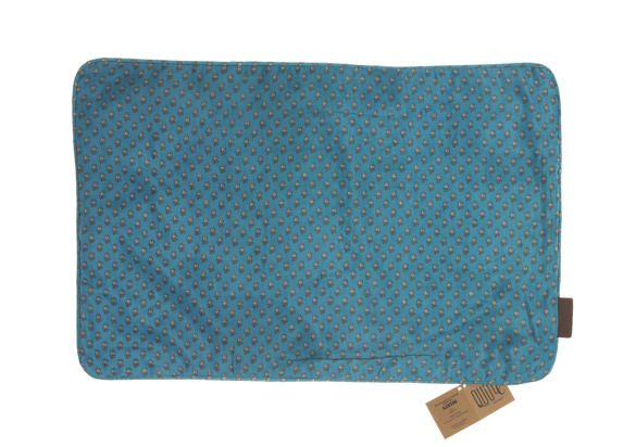 Einzigartiger Seidenkissenbezug 60x40 cm in Petrolblau mit farbenfrohem goldenem Punktmuster im ethnischen Boho-Stil, auch als Sari-Kissen oder indischer Kissenbezug geeignet.