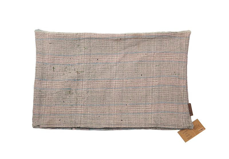 Sari Kantha pudebetrækket har et blidt mønster i lyserøde og beige nuancer med fine, delikate syninger. Perfekt til at tilføje et strejf af elegance og håndværk til ethvert rum. Størrelse: 60 x 40 cm.