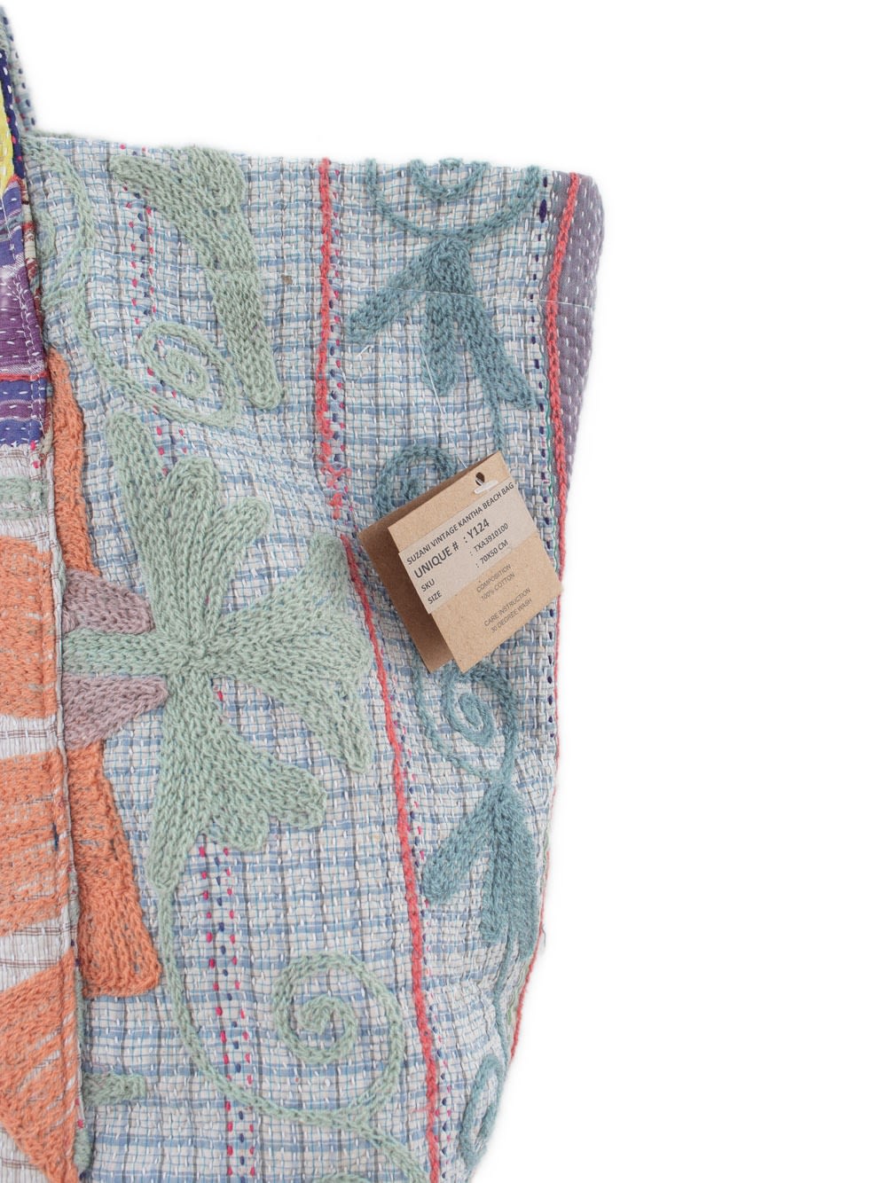 Nærbillede af vintage kantha strandtaske i pastelblåt quiltet stof med håndbroderede blomstermønstre og hængende produktmærke