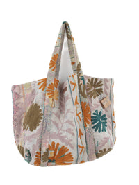Broderet blomsterprintet stoftaske i pastelrosa med orange, blågrøn og olivengrøn botanisk mønster på hvid baggrund