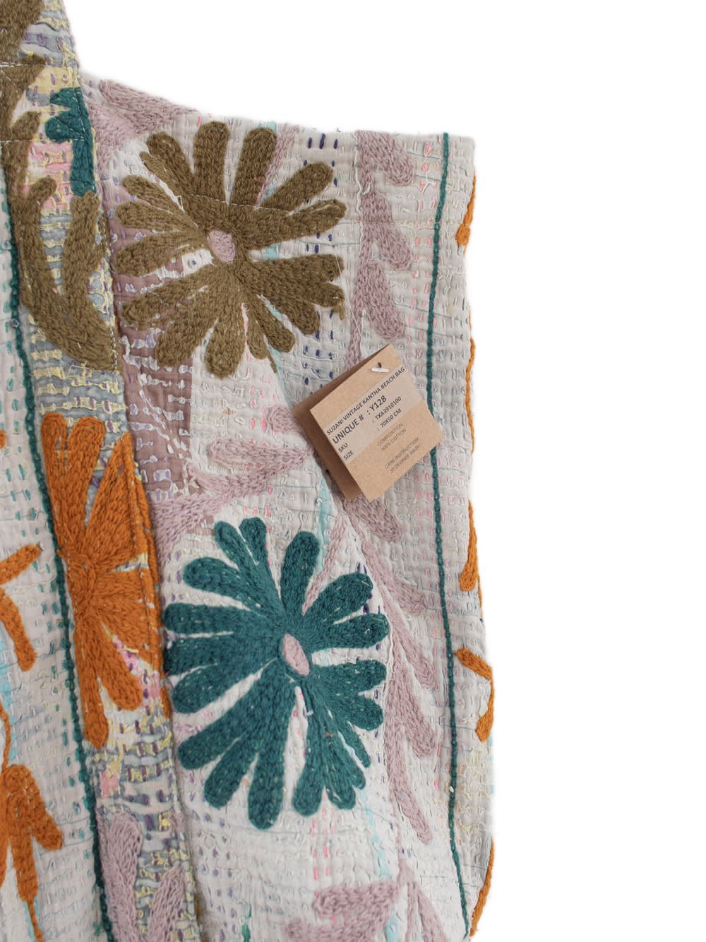 Nærbillede af vintage Suzani Kantha-taske med farverigt blomsterbroderi på cremefarvet quiltet stof