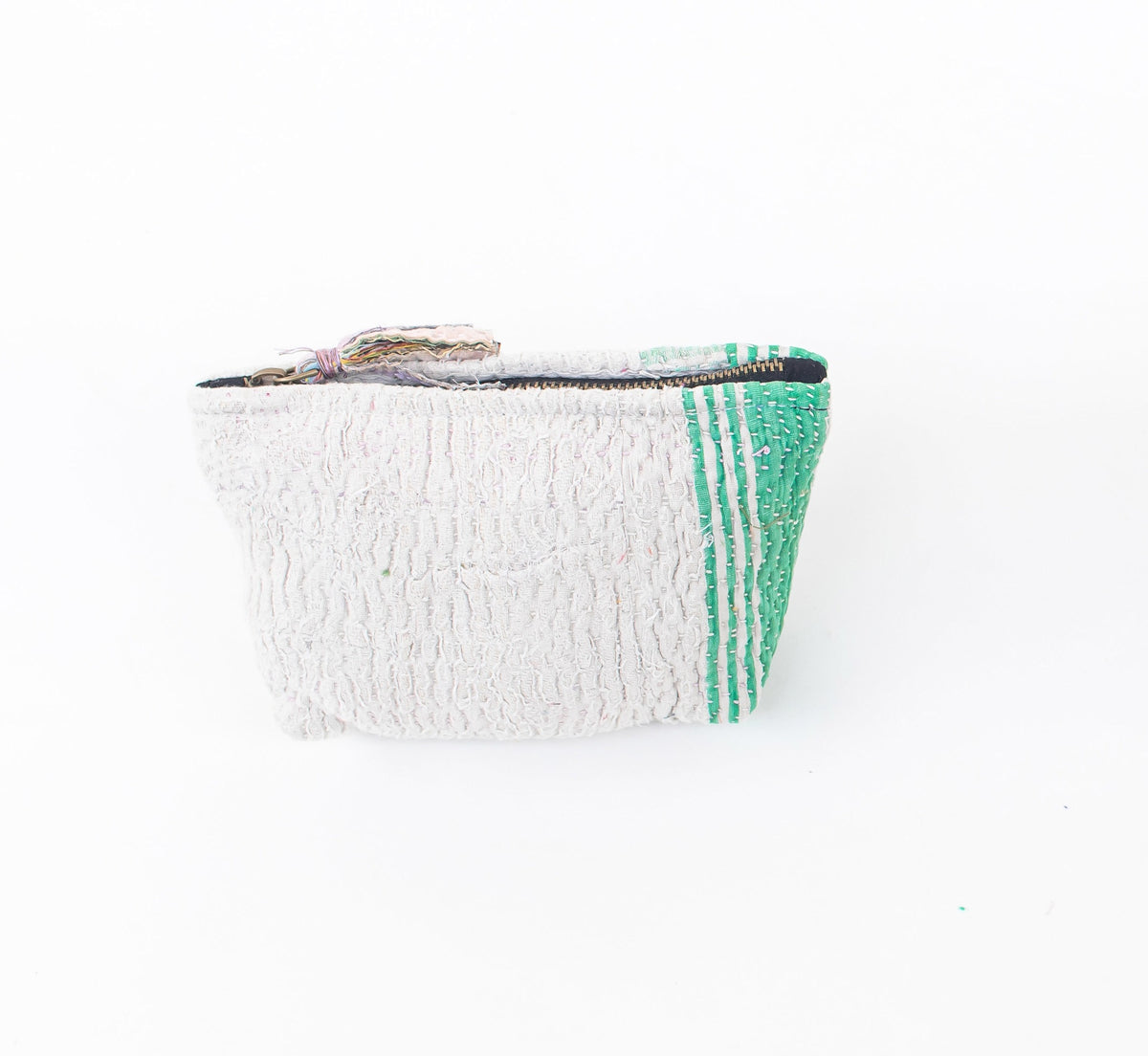Tekstureret, håndlavet lynlåspose i off-white stof med grønstribet sidepanel på hvid baggrund