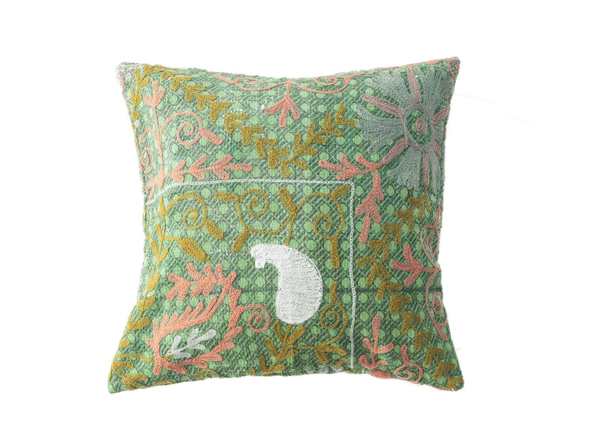 Suzani Kissenbezug 50x50 cm in Grün mit farbenfroher Korallen- und Goldstickerei orientalischer Ranken und Blumen im bohemischen Ethno-Stil.