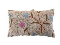 Suzani-Kissenbezug mit hellbeigem Grund und farbenfrohen, gestickten Blumen in Blau, Rosa, Grün und Braun mit einem unverwechselbaren ethnischen Boho-Vintage-Muster