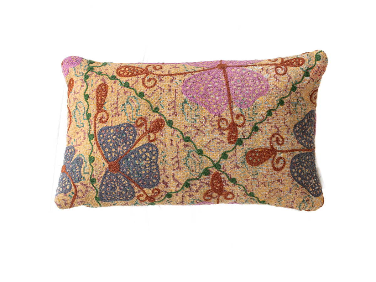 Sari-Kissen in einzigartigem Suzani-Kissenbezug (30 x 50 cm) mit gelbbraunem Grundton, lila Blüten, dunkelblauen Motiven und grünen Verzierungen im Boho-Oriental-Stil