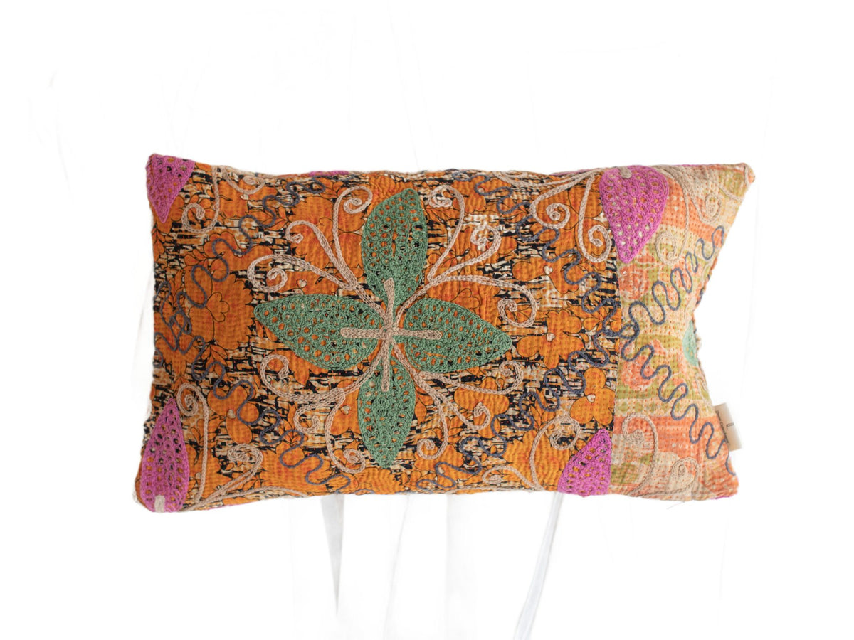 Suzani Kissenbezug 30x50 in Orange und Senfgelb mit farbenfroher Vintage-Blumenornamentik, grünen Blättern und violetten Bordüren im orientalischen Ethno-Stil