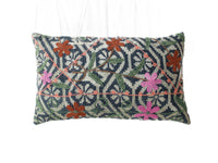 Einzigartiger Suzani-Kissenbezug 30x50 cm in Dunkelblau und Naturweiß mit orientalisch anmutenden Boho-Stickereien und einem Muster in Grün, Rosa und Terrakotta.