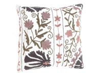 Suzani Kissenbezug mit weißem Hintergrund und gestickten Blumen in Altrosa, Lila und Olivgrün mit schwarzen Konturlinien im orientalischen Boho-Vintage-Stil.