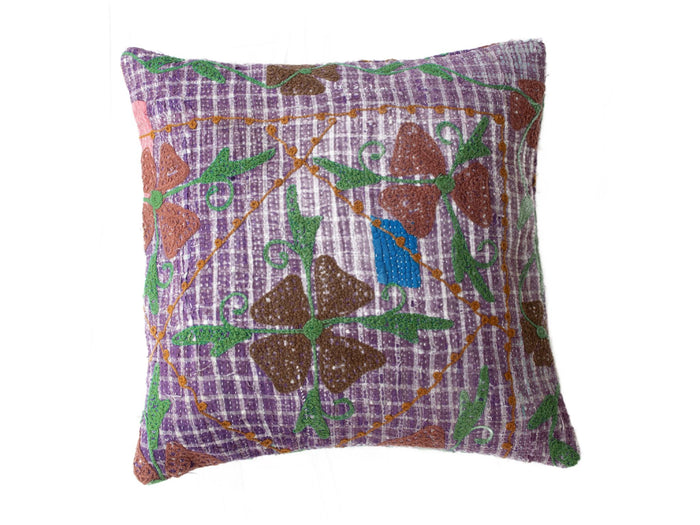 Einzigartiger Suzani-Kissenbezug 50x50 cm in Lila mit farbenfrohen orientalischen Vintage-Motiven in Grün, Braun und Blau sowie geschwungenen Blumenformen.